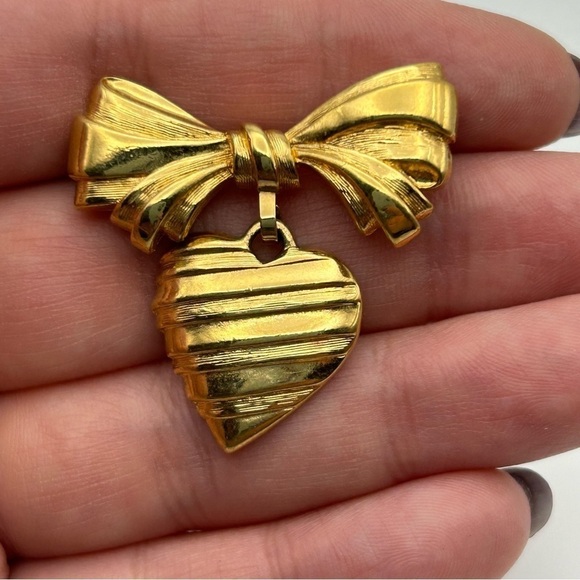 Vintage Avon Gold Tone Textured Ribbon Hanging Heart Brooch Pin Mother’s Day - Picture 3 of 9